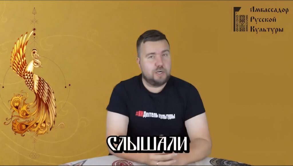 В нашей студии мы снимаем ролики на хромакее (зеленом фоне). Представьте себе волшебный трюк, который позволяет актёру стоять в студии, а на экране — летать на драконе над горами или сражаться в космосе. Этот трюк и есть зелёный фон.Что это такое и зачем он нужен?Зелёный фон (хромакей) — это яркий, ровный зелёный задник, на котором снимают актёров или предметы. Потом с помощью компьютера этот конкретный зелёный цвет «вырезают» и вместо него вставляют любое другое изображение или видео — будь то замок, космический корабль или город будущего.Почему именно зелёный?· Яркость и контраст: Зелёный цвет очень далёк от большинства оттенков человеческой кожи, поэтому его легко отделить от актёра, не задевая его лицо и руки.· Чувствительность камер: Современные камеры лучше всего «видят» зелёный канал, они захватывают его с большей чёткостью и с меньшим количеством «шума».· Иногда используют синий: Синий фон используют, когда в кадре есть что-то зелёное (например, растение или костюм супергероя) или если у актёра светлые, полупрозрачные волосы, которые могут слиться с зелёным.Как это работает? 1. Подготовка: Всё должно быть идеально· Ровный фон: Фон вешают так, чтобы не было складок и теней. Любая неровность усложнит работу· Освещение: Это самый важный этап! Фон освещают отдельно и очень равномерно, чтобы он был одного ярко-зелёного цвета по всему полю. Актёров освещают отдельно, чтобы их тени не падали на фон. Если тень упадёт, она будет другого оттенка зелёного, и компьютер может посчитать её частью актёра и «вырезать» дыру в плече.· Герой кадра: Актрисе нельзя надевать одежду зелёного или близкого к зелёному цвета, иначе через её жилетку будет проглядывать космический пейзаж. То же самое с зелёными украшениями или бутылкой зелёной газировки в руке.2. СъёмкаАктёр играет свою роль,глядя в пустоту или на специальные метки, которые показывают, где будет летать тот самый дракон. Нужно проявлять фантазию, потому что вместо грозного противника перед ним — человек в чёрной одежде с меткой на палке.3. Магия постпродакшна (после съёмок)Вот где происходит самое интересное.На компьютере видеоредактор или специалист по VFX (визуальным эффектам) берёт отснятый материал.· Ключирование (Keying): Он говорит программе: «Найди и удали вот этот конкретный оттенок зелёного». Программа создаёт «маску» — чёрно-белое изображение, где чёрное — это то, что нужно оставить (например актёр), а белое — что нужно удалить (фон).· Чистка: Специалист убирает все огрехи: случайные тени, «залипы» зелёного цвета на волосах или края объекта, которые могут выглядеть рваными.· Композитинг (Compositing): Теперь актёра (передний план) помещают на новый фон (задний план). Добавляют тени, чтобы он не «парил» в воздухе, совмещают цветокоррекцию, чтобы свет на актёре и на фоне совпадал, и добавляют другие эффекты.Сложности:· Бой с «зелёным засветом»: Если фон ярко освещён, он может «отразиться» зелёным светом на волосах, плечах или белой одежде актёра. Это называется «спилл» (spill). Его потом долго и нудно убирают вручную.· Проблемы с волосами: Самое сложное — это вырезать актрису с распущенными вьющимися или светлыми волосами. Волосинки могут слиться с фоном, и чтобы отделить каждую, требуется огромное мастерство.· Взаимодействие с несуществующим: Самая большая актёрская задача — поверить в то, чего нет. Смотреть в нужную точку, реагировать на несуществующий взрыв, гладить несуществующего единорога. От этого зависит, будет ли сцена выглядеть правдоподобно.· Костюмы и реквизит: Если часть костюма должна быть невидимой (например, плащ-невидимка), её делают из зелёной ткани. Камера снимает её как часть фона, и при ключировании она «исчезает».В итоге, зелёный фон — это не магия, а сложный, но потрясающе эффективный инструмент. Он открывает режиссёрам и художникам безграничные возможности для творчества, превращая обычную студию в любую точку вселенной, прошлого или будущего. Всё, что требуется от съёмочной группы, — это тщательная подготовка и немного актёрского воображения.</p>